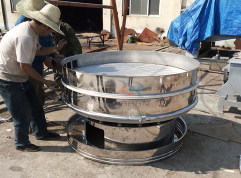 1500全不銹鋼旋振篩裝機(jī)現(xiàn)場(chǎng)